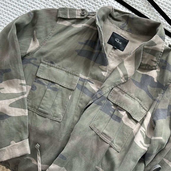 Rails camo jacket. With adjustable cinching at bottom - Picture 2 of 4